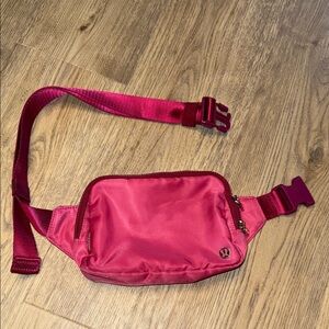 Lululemon belt bag everywhere Berry pink 2L